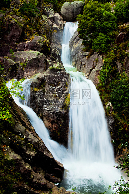 泉水季节性岩石风景森林公园旅行瀑布季节环境流动图片