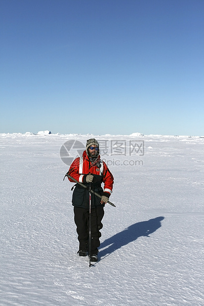 登山者海洋冒险游客冒险家冰山登山海冰旅游冻结图片