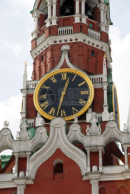 莫斯科红广场上的克里姆林宫斯帕斯斯卡雅塔历史中心博物馆建筑学尖塔建筑艺术星星树木天空图片