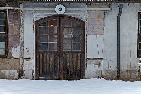 旧工厂的旧门图片