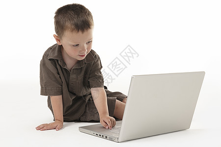 年青男孩和大腿顶童年学习男性儿童地面键盘互联网电脑笔记本手表图片