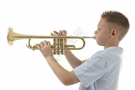 男孩玩号角游戏音乐脸颊黄铜男性学习喇叭童年孩子音乐家独奏者图片