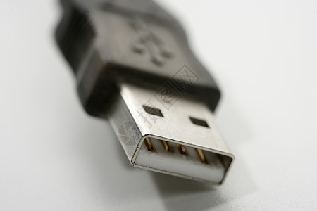 将 USB 连接在白色上的宏特写图片