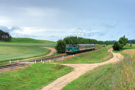 客乘火车天空运输机车风景地平线旅行草地柴油机通勤者服务图片