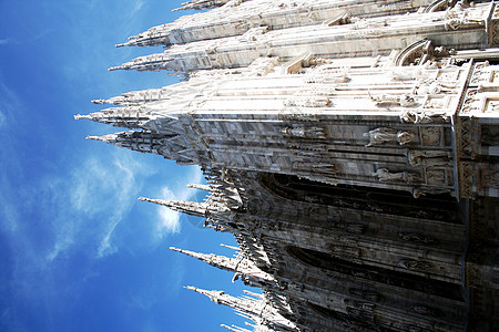 米兰Duomo的详情宗教建筑学建筑蓝色大教堂天空上帝图片