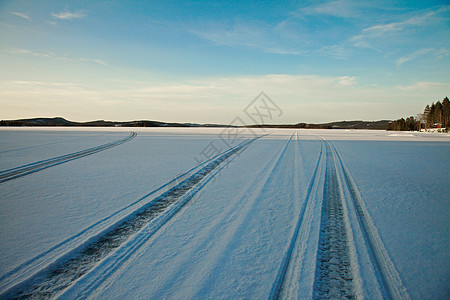 冰冻湖上雪中的足迹图片
