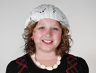 可爱的年轻女孩青春期青年青少年贝雷帽孩子金发帽子卷曲白色图片