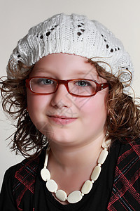 可爱的年轻女孩卷曲金发孩子青年贝雷帽青春期白色青少年帽子图片