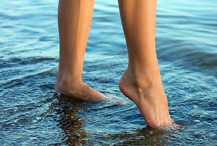 水中优美的腿女性脚趾生活运动身体波浪海滩海洋治疗假期图片