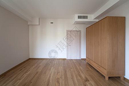 客厅壁橱衣架衣柜衣服房间白色地毯通风水平地面图片