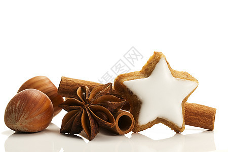 恒星形状的肉桂饼干 肉桂棒和栗子图片