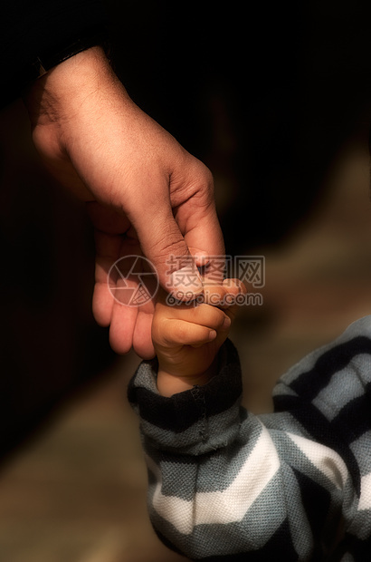 成长中父亲脚步父母生长价值观婴儿期手指爸爸领带儿子图片
