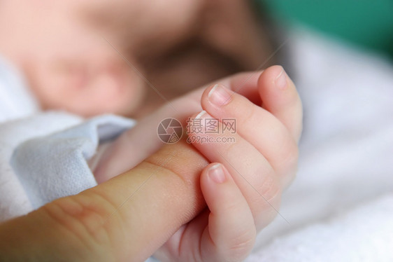 新出生婴儿的手握着母亲的手指父母指甲帮助母性男人妈妈生长生活新生家庭图片