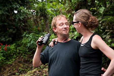 中美中美洲游客男人丈夫探索丛林双目乐趣森林女士山羊胡子图片