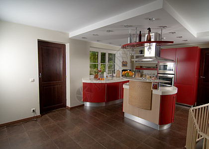 红色现代现代厨房财产台面橱柜龙头冰箱花岗岩房间公寓装修装饰图片