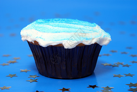 纸杯蛋糕纸屑男性小雨生日小吃蓝色磨砂星星蛋糕背景图片