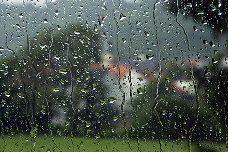 在雨中透过墨镜浏览背景图片