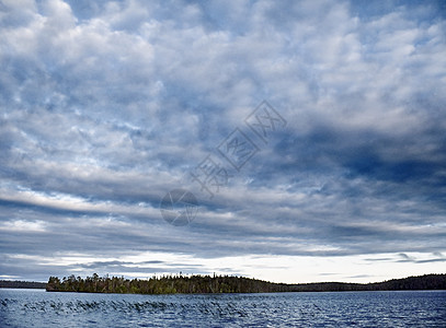 冷湖休息木头天气蓝色沼泽太阳生态天空独木舟荒野图片