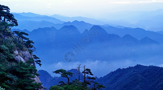 山青山的云与雾遗产薄雾世界图片