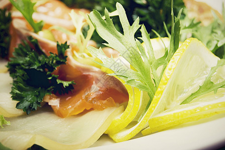 肉鱼开胃菜服务奢华猪肉鳟鱼牛肉油炸柠檬盘子沙拉餐厅图片