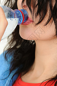妇女用水嘴唇成人塑料黑发瓶子女士液体女孩们红色毛巾图片