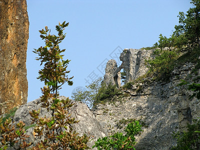 山山脉轨道岩石植被天空高地旅行植物群文件斜坡石头图片