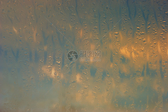 窗口的凝聚水滴窗户天空天气水样眼镜湿度墙纸雨量蒸汽图片