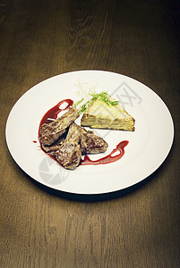 白盘上的炸肉美食牛扒牛肉主菜餐厅晚餐沙拉面团烹饪肋骨图片