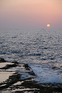 魔术日落流动海滩地平线天气海浪海景岩石天空假期石头图片