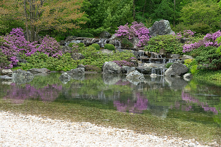 以池塘为反射镜像的日本开阔花园图片