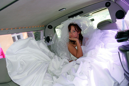 穿着豪华轿车的悲伤新娘图片