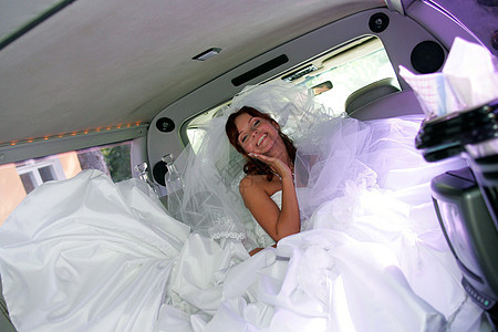 结婚轿车里的幸福新娘图片