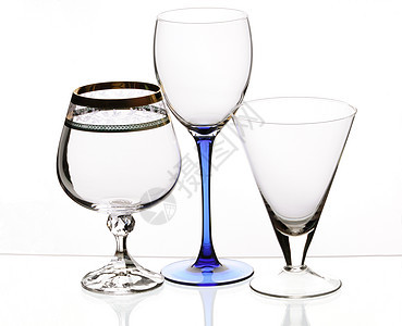 葡萄玻璃杯子酒精酒杯蓝色反射图片