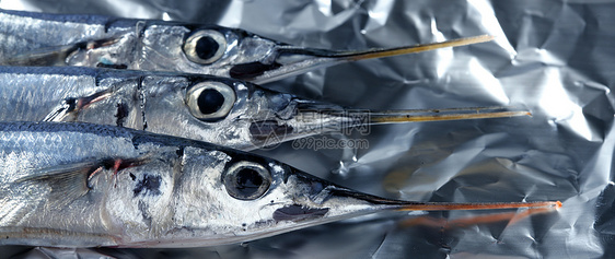 三条针鱼 未烹煮的大型工作室拍摄食物钓鱼店铺盘子餐厅烹饪眼睛厨房市场海鲜图片