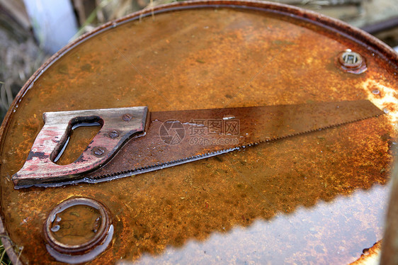 生锈背景的废旧锯旧工具农场牙齿木匠小路刀刃眼泪桌子图片