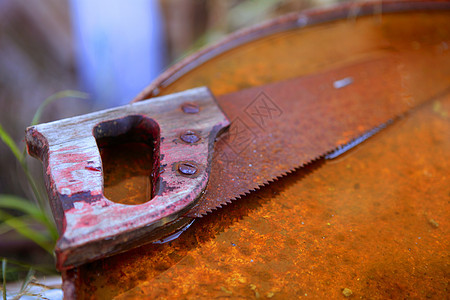 生锈背景的废旧锯旧工具牙齿桌子小路刀刃农场眼泪木匠图片