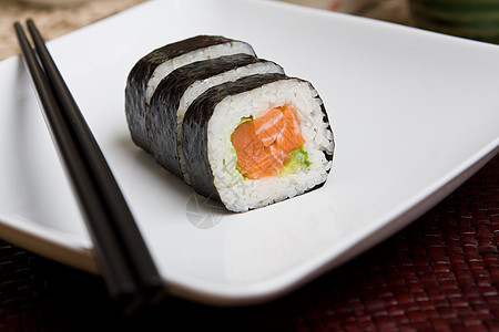新鲜的鲑鱼日本寿司食物午餐饮食文化海苔宏观海鲜餐厅小吃海藻图片