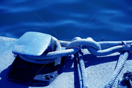 地中海港口的船壳 绳索和海结旅行安全航行港口游艇海洋金属蓝色码头木头图片
