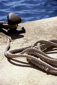 地中海港口的船壳 绳索和海结港口领带木头航行安全金属船运邮政缆绳码头图片