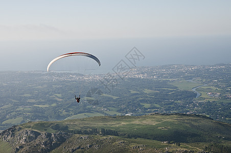 大西洋沿岸上空的滑翔伞男子闲暇滑行翅膀天空海岸乐趣岩石森林运动城市图片