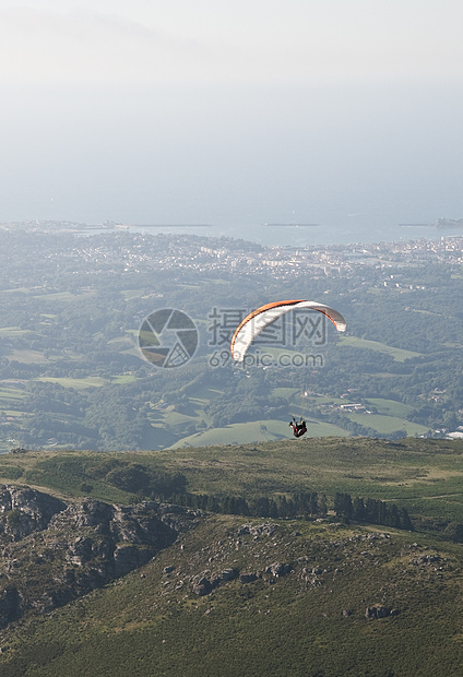 大西洋沿岸上空的滑翔伞男子天空海岸乐趣蓝色滑行闲暇运动岩石城市漂浮图片