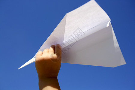 儿童用纸飞机交出蓝天乐趣航班游戏旅行自由蓝色手指天空手工折叠图片