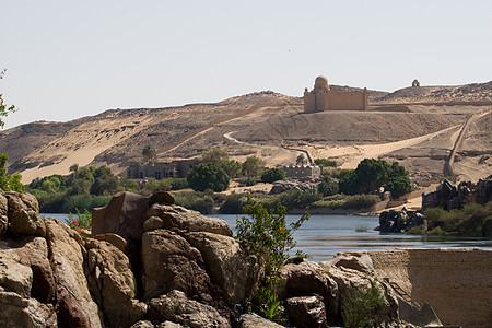 埃及阿斯旺附近尼罗河阳光石头风景冒险河岸反射帆船蓝色旅游航海图片