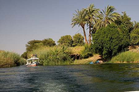 埃及阿斯旺附近尼罗河旅行沙漠航海旅游晴天反射岩石风景河岸假期图片