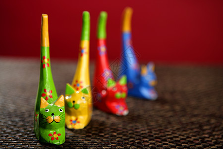四只手工艺猫 颜色仍然在桌布上塑像艺术团队木头玩具猫科动物手工纪念品生活宠物图片