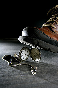 靴子踩着一只旧袖口银手表图片