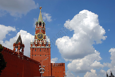 莫斯科红广场上的克里姆林宫斯帕斯斯卡雅塔树木地标建筑纪念馆时间天空尖塔建筑学中心尖顶图片