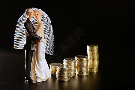 夫妻婚后两对雕像和金币婚礼银行业装饰品库存信用金融开支婚姻妻子商业图片