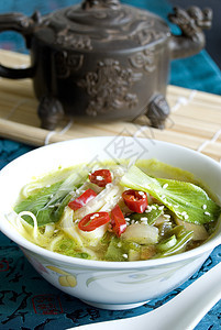 Bokchao汤白菜辣椒豆芽肉汤美味图片