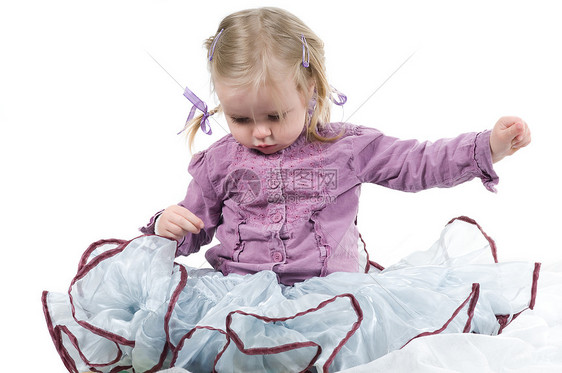 一个在演播室的小女孩儿童白色孩子女儿紫色女孩婴儿裙子编织女性图片